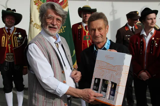 Krippenvereinsobmann Hermann Mair überreichte ein „flüssiges“ Geschenk.  | Foto: Manfred Jordan