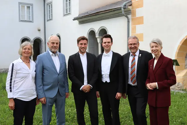 Bernhard Zlanabitnig, Intendant der Musikwochen Millstatt (2. von links), Solohornist Daniel Loipold (3.), Dirigent Marcus Merkel (4.) und Landeshauptmann-Stellvertretin Gaby Schaunig (6.) | Foto: meinbezirk.at/Grabic
