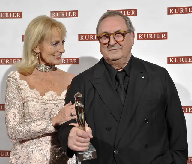 Teddy Podgorski mit seiner Romy im April 2012, mit im Bild: Dagmar Koller. | Foto: APA-Images / APA / HERBERT NEUBAUER