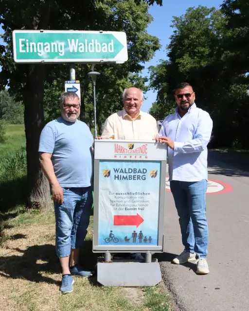 GGR Josef Auer, BGM Ernst Wendl und Pächter der Waldbadkantine Orhan Bayin zeigen den Weg zur Kantine. | Foto: Gemeinde Himberg