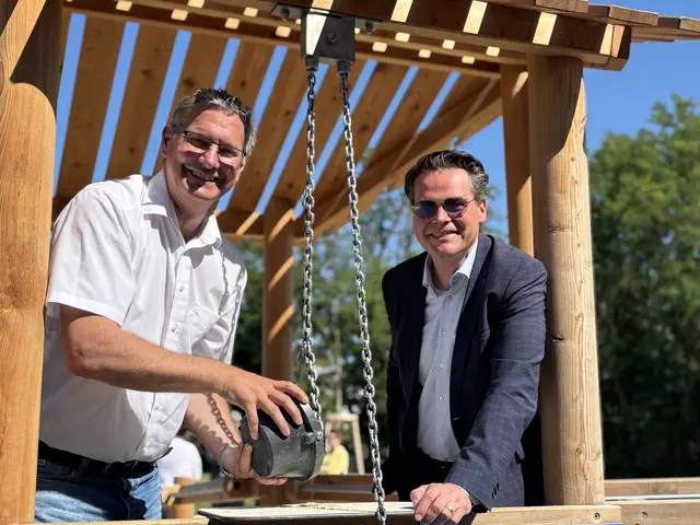 Die große Wiese am Friesneggpark hat einen Spielplatz bekomm