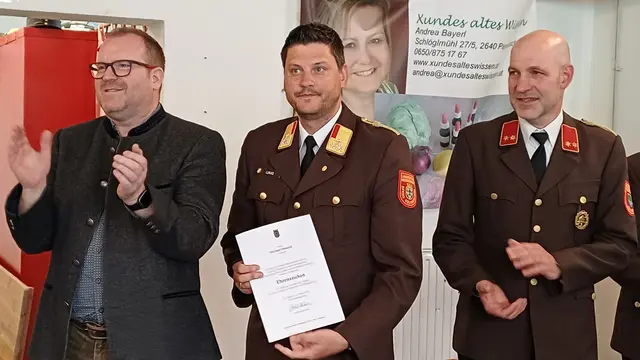 Bezirksfeuerwehrchef Mario Lukas (Mitte). | Foto: soko.at