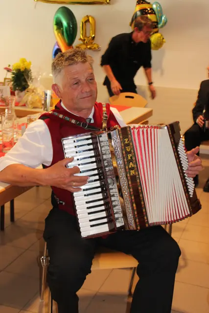 Hubert Plunser steuerte zünftige Zieharmonikaklänge zum Geburtstagsfest bei.  | Foto: Manfred Jordan