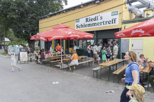Kulinarisch gab es für die Gäste einige Schmankerl.  | Foto: René Brunhölzl/MeinBezirk