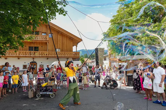 „Kinder Kunterbunt“ feiert erfolgreiche Premiere