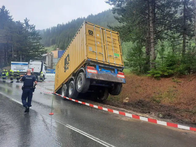 Aus bislang ungeklärter Ursache kam es am Freitag in Breitenau zu diesem LKW-Unfall. | Foto: FF Breitenau