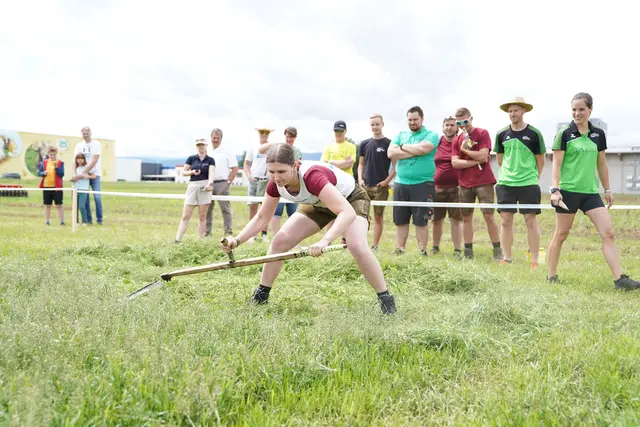 Die Damen in der Klasse bis 90 cm Sensenlänge lieferten sich ein hartes Battle – Hannah Pirstinger aus dem LJ Bezirk Graz-Umgebung ging als Siegerin hervor. | Foto: Landjugend Steiermark