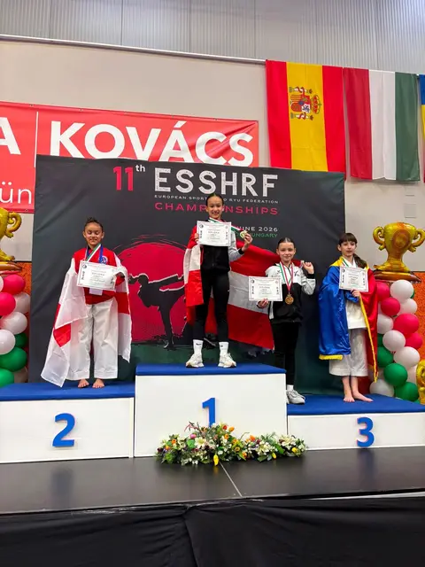 Tiara Steindl und Mila Winter am Podest mit Österreich-Fahne | Foto: PSV Eisenstadt