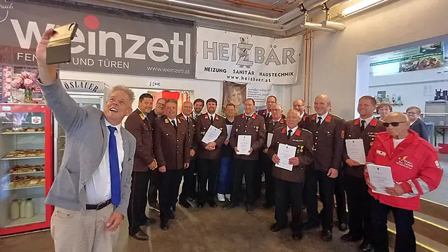 "Selfie-Hauer" und die geehren Feuerwehrler. | Foto: soko.at