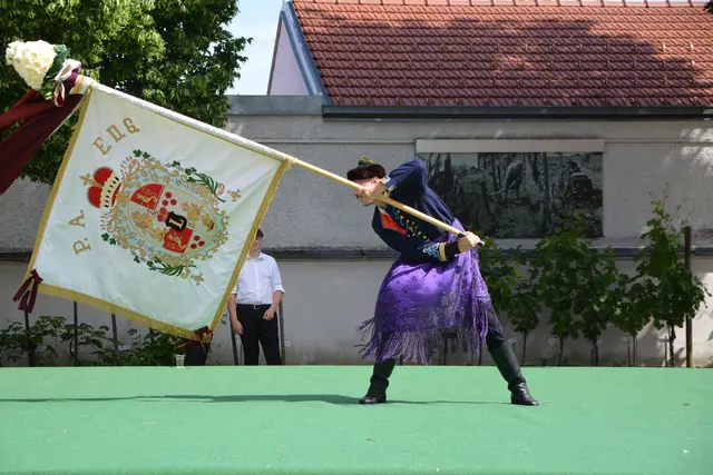 Fähnrich Gregor Mick beim Schwingen der traditionsreichen Fahne, | Foto: MeinBezirk/Rosenberger Victoria