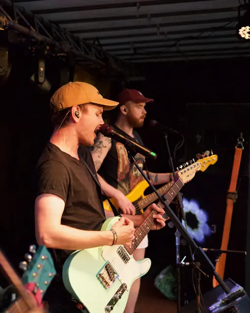 Bassist, Gitarrist und Sänger