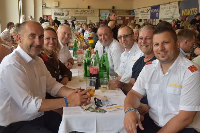 Beim gemütlichen Frühschoppen wurde genetzwerkt: Bürgermeister Harald Kahr, Vizebürgermeisterin Olivia Kaiser, Bezirksfeuerwehrkommandant Wolfgang Kinelly, Bezirkshauptmann Peter Bubik, Philipp Werderitsch (Leiter der Feuerwehrschule), Günter Ruck (Kommandant Polizeiinspektion Großpetersdorf) und Feuerwehrkommandant Michael Konrad | Foto: MeinBezirk/Michael Strini