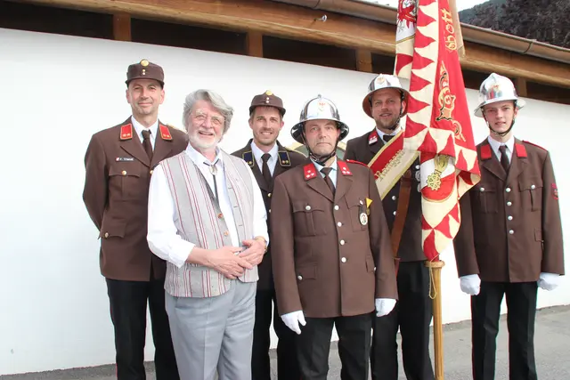 Mit dabei als Gratulanten eine Feuerwehrabordnung. Immerhin  fungiert Franz Hofinger oft auch als „seelische Feuerwehr“.  | Foto: Manfred Jordan