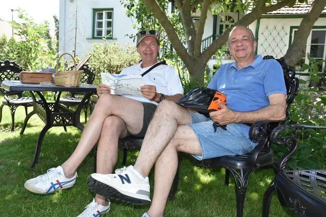 Markus und Andi Hann, zusammen entspannt im Schaugarten. | Foto: Michaela Müller