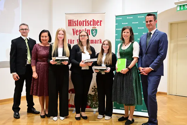 Mit großer Freude konnten die Leibnitzer HAK-Schülerinnen die drei Wartinger-Medaillen entgegennehmen. | Foto: HAK