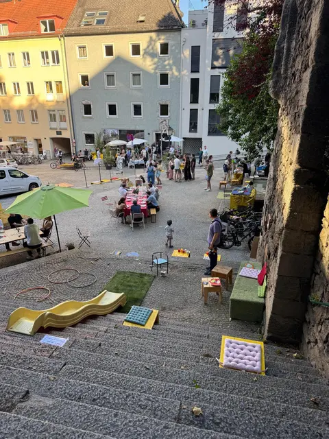 Im Rahmen der Architekturtage verwandelten die drei Architekten den Platz mit wenigen Mitteln in ein "Stadtwohnzimmer". | Foto: Caramel