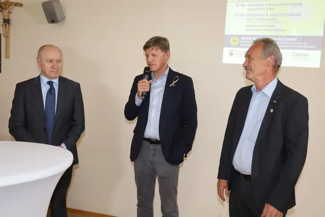 Botschafter Vasyl Khymynets, Nationalratsabgeordneter Veit Dengler und Bürgermeister Johann Kaufmann (v. l.) eröffneten den Informationsabend.