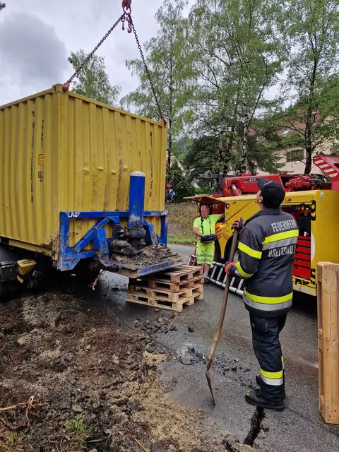 Für die Bergearbeiten musste die Landesstraße komplett gesperrt werden. | Foto: FF Breitenau