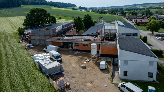Die Arbeiten für die neue Turn- und Veranstaltungshalle in Gurten schreiten gut voran. Die Firstfeier fand am 12. Mai statt. | Foto: MeinBezirk/Doms; D.fokus
