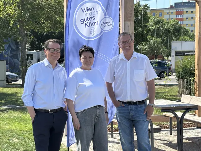 Klimastadtrat Czernohorszky uns Bezirksvorsteher Papai (beide SPÖ) gemeinsam mit der ursprünglichen Ideengeberin und Anrainerin Hannelore Horak (Mitte). | Foto: Michael Marbacher/MeinBezirk