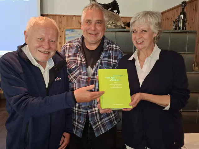 Das 38. Kalser Namenkundliche Symposium erlebt 2026 einen neuen Höhepunkt. Karl Hohensinner überreichte an Peter Anreiter und Marialuise Haslinger sein Buch „Aichinger-Haslinger-Zeilinger“, Atlas der Familiennamen auf -inger in Oberösterreich, Herausgeber Adalbert-Stifter-Institut des Landes OÖ. | Foto: Robert Zinterhof