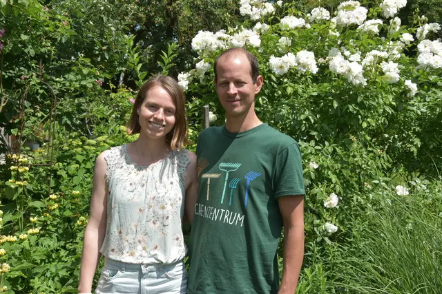 Bettina und Florian Hüttner in ihrem idyllischen Schaugarten.  | Foto: Michaela Müller
