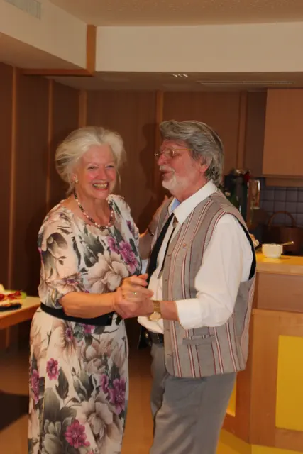 Ein freudvolles Tänzchen zum genossen Loni und Franz Hofeinger, die bereits 55 Jahre verheiratet sind.  | Foto: Manfred Jordan