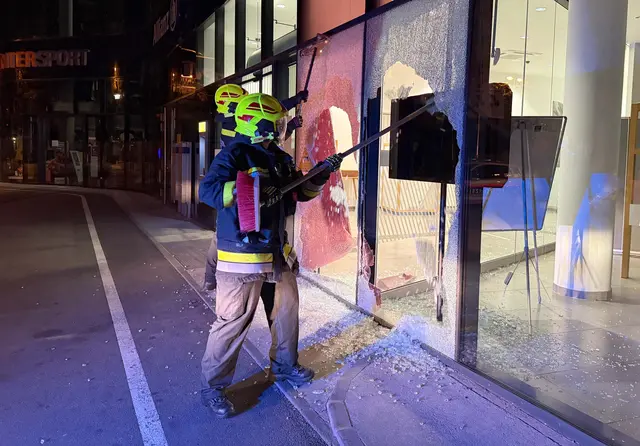 Durch die Mitglieder der Freiwilligen Feuerwehr Krems wurden die Reste der Glasfront entfernt und die zahlreichen Glassplitter zusammengekehrt.  | Foto: FF Krems / Gernot Rohrhofer