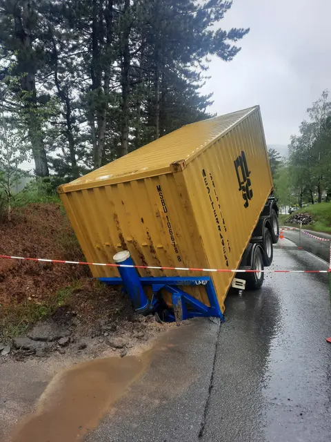 Der Aufleger hatte sich vom Zugfahrzeug gelöst. | Foto: FF Breitenau