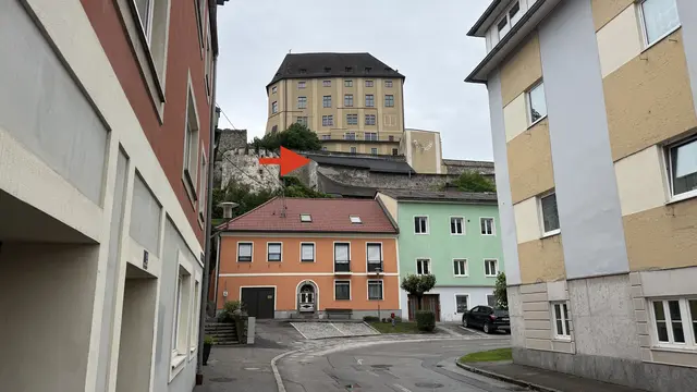 Um die mit dem roten Pfeil markierte schwarze Dachfläche ging es in der Diskussion zwischen Schlossherr Niklas Salm-Reifferscheidt und dem Denkmalamt. Dieser Blick aufs Schloss ist der einzige auf öffentlichem Gut, auf dem man dieses Dach sehen kann. Laut Salm-Reifferscheidt sei durch die Neigung nur schwer zu erkennen, womit das Dach gedeckt ist: "Geht man näher, verschwindet das Pechnasendach aufgrund des Blickwinkels und der Häuser vom Stadtplatz. Geht man weiter weg, wird das Schloss von den Gebäuden des Ortskernes verdeckt. Man sieht es erst wieder, wenn man weit weggeht, zum Beispiel von der Brücke, die über die B3 führt. Und von dort aus ist mit freiem Auge nicht erkennbar, welche Deckung das Dach hat." | Foto: Salm-Reifferscheidt