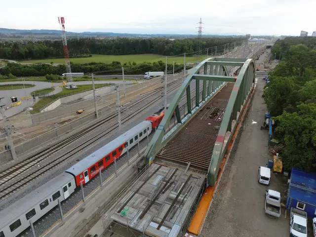 Die Brücke über die A25 ist bereit für den Verschub: Deswegen muss die darunterliegende Autobahn für zwei Tage geschlossen werden. | Foto: ÖBB