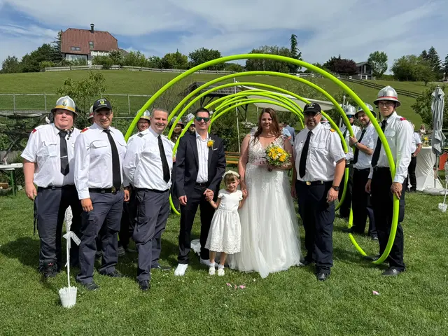Feuerwehr Wolfsgraben feiert Hochzeit von Patricia