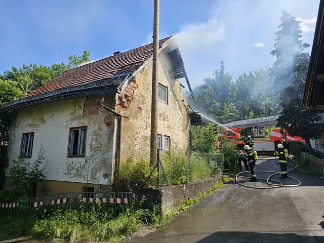 Feuerwehr verhindert Übergreifen auf Nachbargebäud