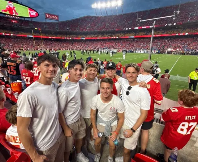 Rabitsch mit Teamkollegen bei einem Spiel der Kansas City Chiefs im WM-Stadion.  | Foto: Rabitsch