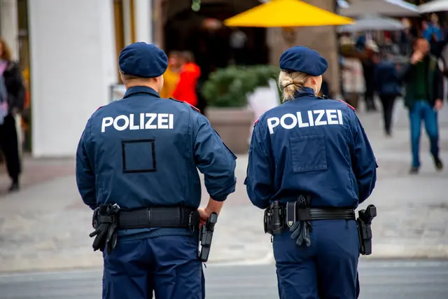 Betrunkener geht auf Security-Mitarbeiterin und Polizei los