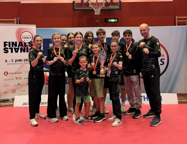 Das Team von Taekwondo Marchfeld bei den Austrian Finals 2026 in Wien. Mit vier Gold-, zwei Silber- und sechs Bronzemedaillen erreichte der Verein den zweiten Platz in der Vereinswertung der Leistungsklasse 1.