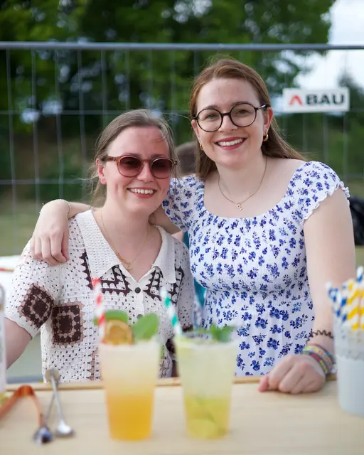 Zwei Frauen mit Cocktails