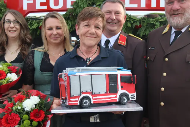Ranate Ehrlinger präsentierte etwas ganz Besonderes: Ein Feuerwehrauto als Kuchen. | Foto: FF Grafenwörth/Ploiner