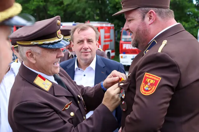 Wolfgang Kinelly ehrte Sascha Fleischacker. | Foto: Bezirksfeuerwehrkommando Oberwart/Alexander Flaschberger