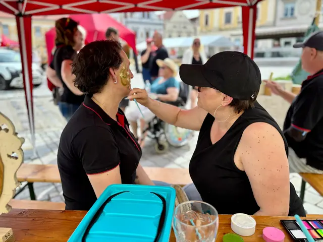 Kinderschminken wurde den Familien am Hauptplatz geboten. | Foto: Markus Kahrer