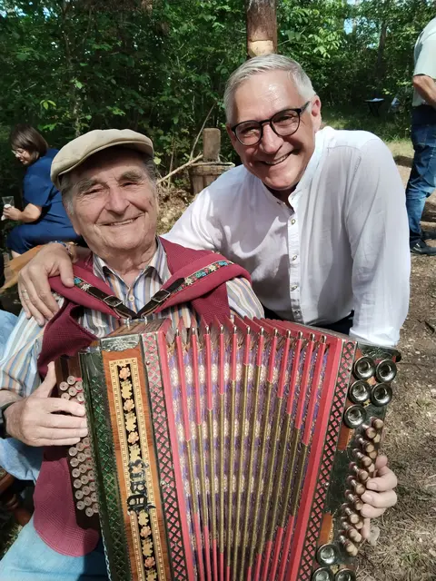 99-Jähriger Robert Zach sang sich in Matzendorf in viele Her