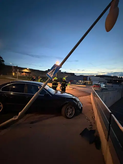 Pkw-Lenker kollidierte mit Straßenlaterne