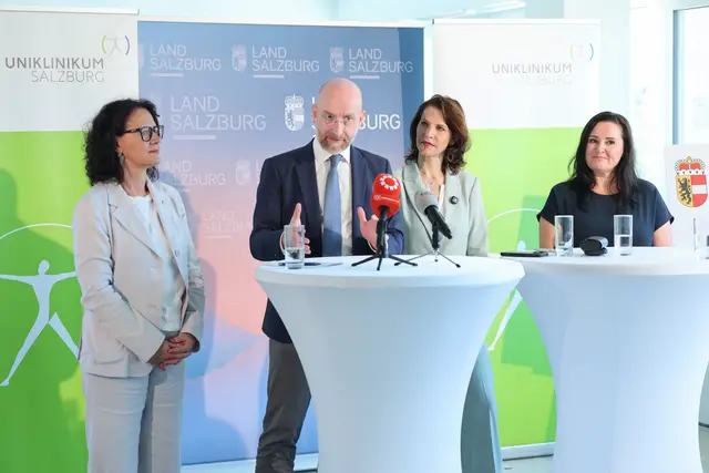 Für die Standorte LKH und CDK wurde ein umfassender Entwicklungsplan erarbeitet. Landeshauptfrau Karoline Edtstadler, Landesrätin Daniela Gutschi und die SALK-Geschäftsführung gaben Einblicke in die baulichen Planungen der nächsten Jahre.  | Foto: Land Salzburg/Franz Neumayr