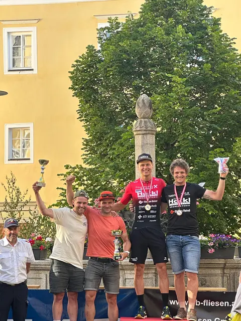Daniel Oberngruber bei der Siegerehrung. Platz eins in der Klasse Herren B.  | Foto: zVg