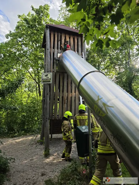 Kind hing auf Spielturm fest, Feuerwehr Felixdorf eilt zur H