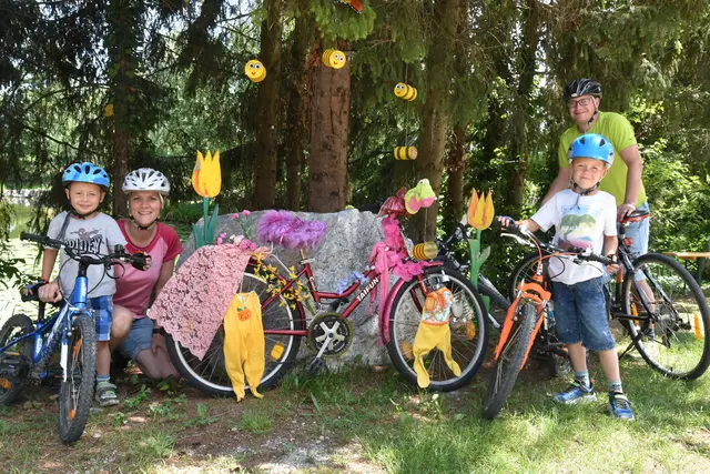 Daniela und Michael Klein mit ihren Söhnen Tobias und Lukas am Wagramer Teich.  | Foto: Michaela Müller
