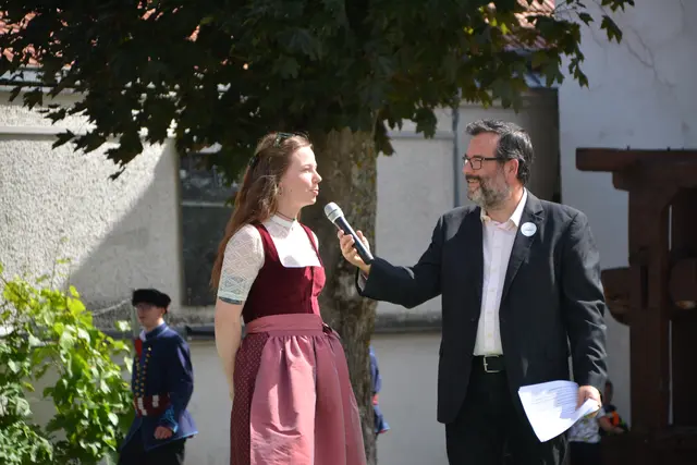 Fähnrichmädchen Anna Kasperger unterstützte heuer erstmals den Fähnrich und wirkte beim Fahnenschmuck mit. | Foto: MeinBezirk/Rosenberger Victoria