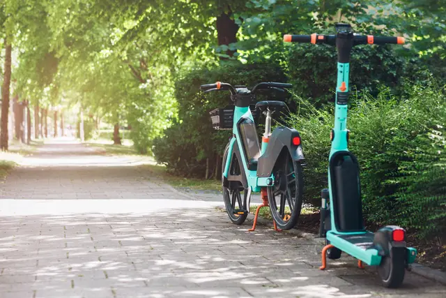 Betrunkener E-Scooter-Fahrer kracht mit Auto zusammen