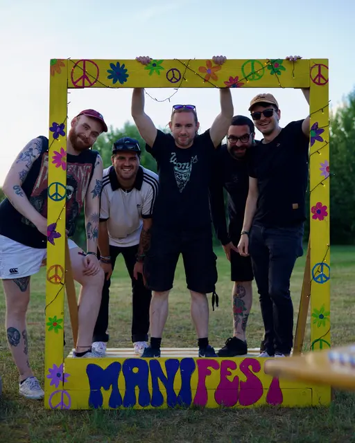 Gruppenfoto mit Manifest-Rahmen