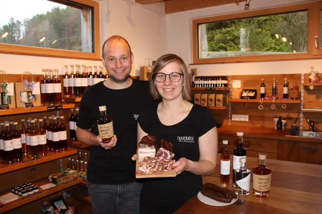 Mario und Monika von der Biobrennerei Thauerböck. | Foto: BioBrennerei Thauerböck